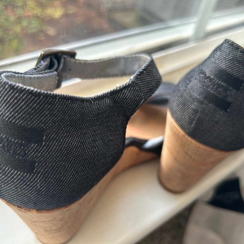 Selling my Tom’s in perfect condition with small heel